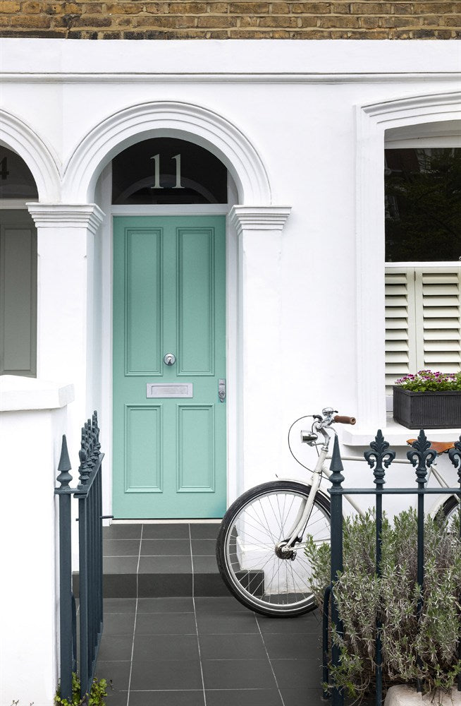 Paint & Paper Library Clean White 101 lifestyle – Deep Water Green 599, Clean White 101