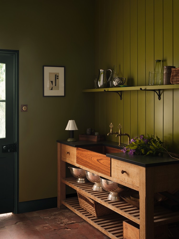 Paint & Paper Library Stable Green 554 lifestyle – Midelt Sage, Stable Green