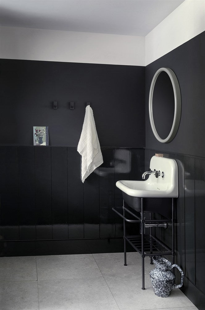 Paint & Paper Library Tallanstown Grey 109 lifestyle – New Black, Tallanstown Grey and New Black