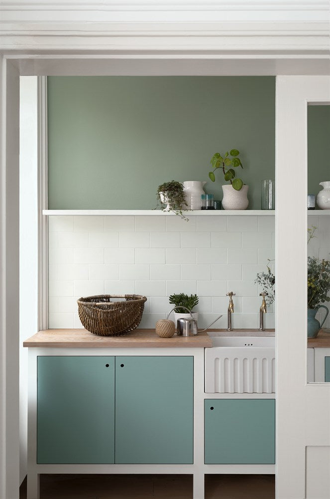 Paint & Paper Library Glass II 582 lifestyle – Salvia, Glass II, Canvas I, Deep Water Green, Clean White