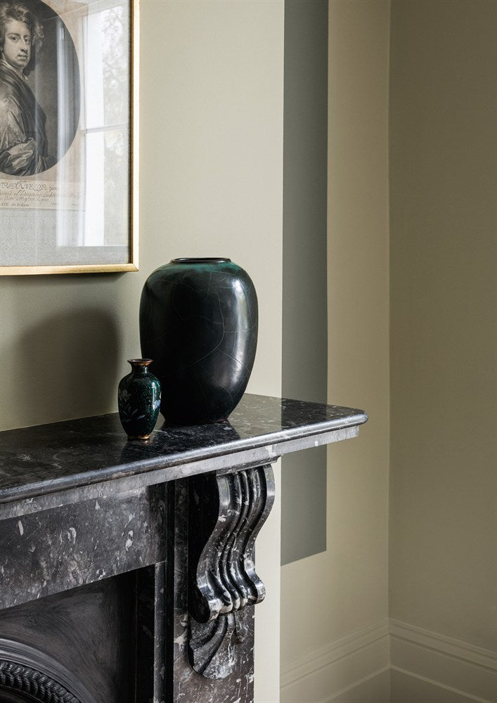 Paint & Paper Library Wattle I 561 lifestyle – Wattle V, Wattle I, Hornblende Detail